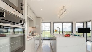 Een magnetron, een oven, een vaatwasser, een kinderstoel