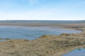 Eine Küstenlandschaft mit felsigem Gelände und einem Strand.