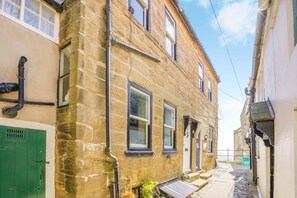 Exterior - 2 Bed in Robin Hoods Bay (oc-b42582) (Robin Hood's Bay)