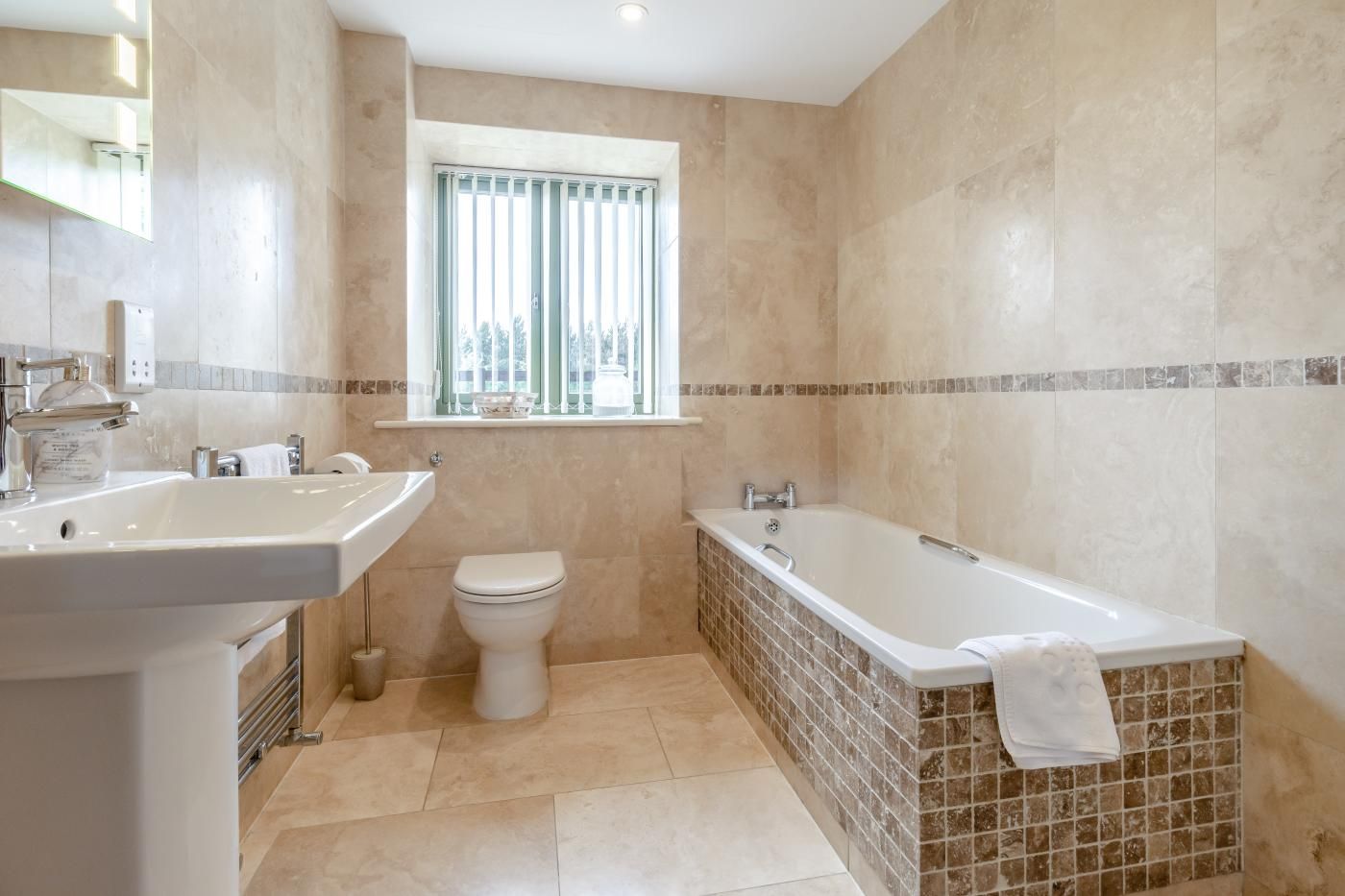 Une salle de bain avec un lavabo, des toilettes et une baignoire.