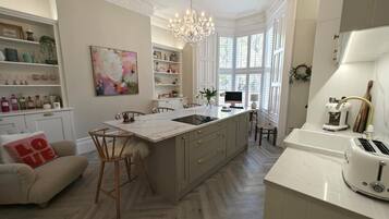 Microwave, oven, dishwasher, cookware/dishes/utensils