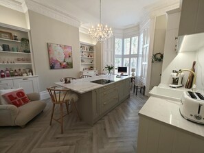 Mikrobølgeovn, ovn, oppvaskmaskin og kjøkkenutstyr
