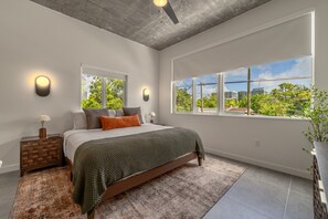 Tabla de planchar con plancha, wifi y ropa de cama 