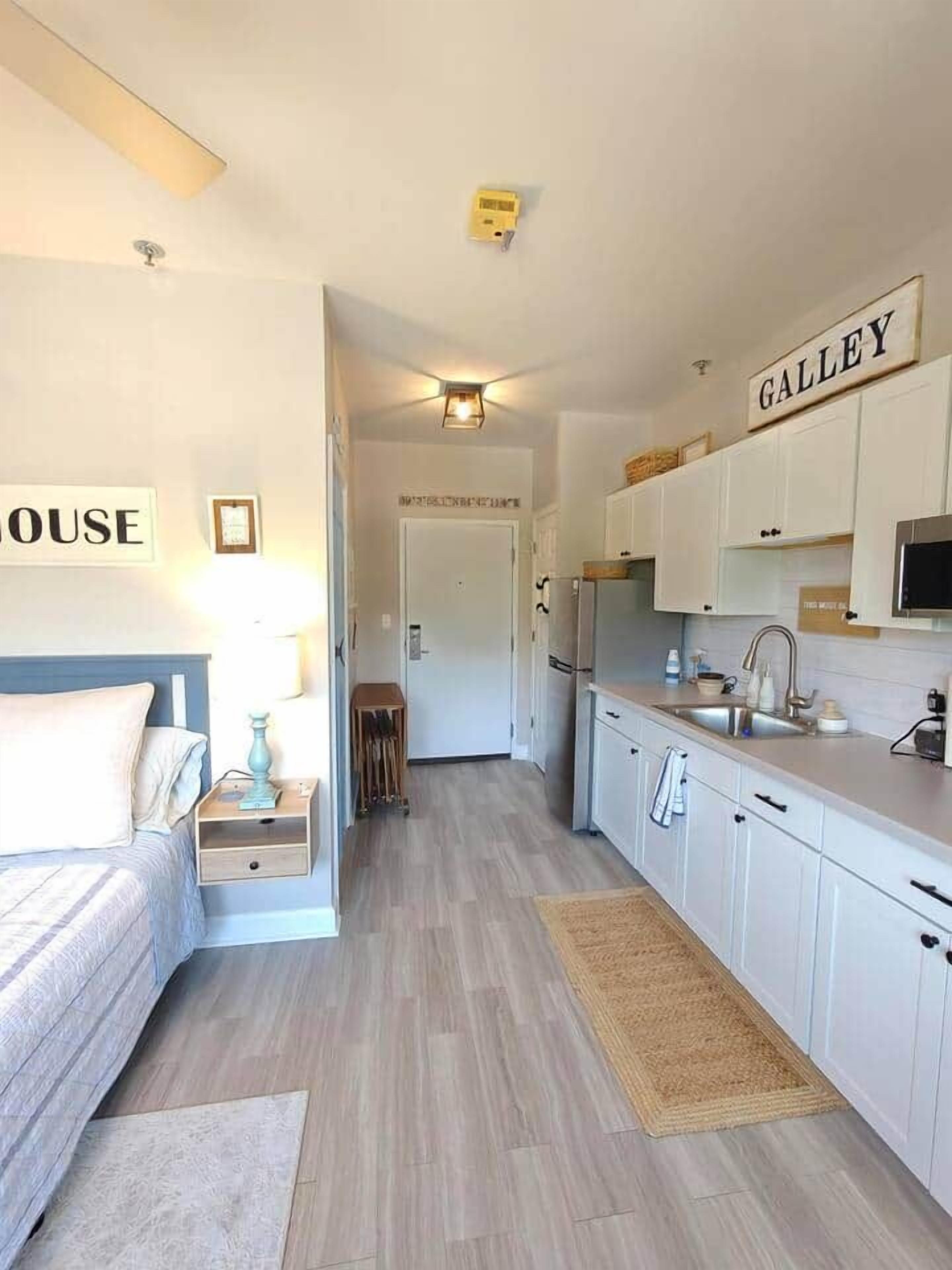 Kjøleskap, mikrobølgeovn og kjøkkenutstyr