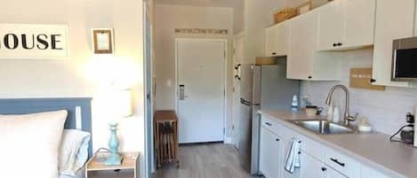 Kühlschrank, Mikrowelle, Kochgeschirr/Geschirr/Besteck