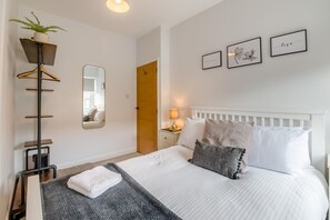 Tabla de planchar con plancha, wifi gratis, ropa de cama