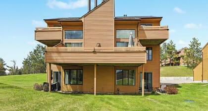 Spacious 3 bdrm, 2 Bath Plus Loft, 1630 Sq Ft. Many onsite amenities with Golf/Skiing near by!