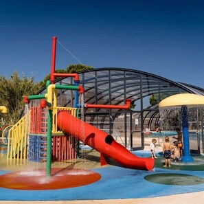 A water play area with slides and water jets, surrounded by a covered structure. - Beach 1km, 4/6 pers, St Georges - ile d'Oléron (Saint-Georges-d'Oléron)