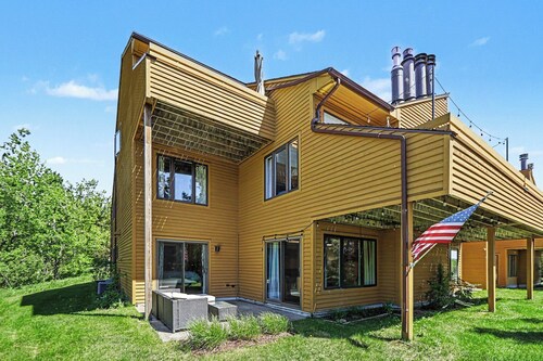 Spacious 2 bdrm, 2 Bath, 1030 Sq Ft.  Many onsite amenities with Golf/Skiing near by!