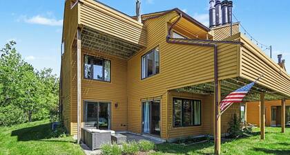 Spacious 2 bdrm, 2 Bath, 1030 Sq Ft. Many onsite amenities with Golf/Skiing near by!