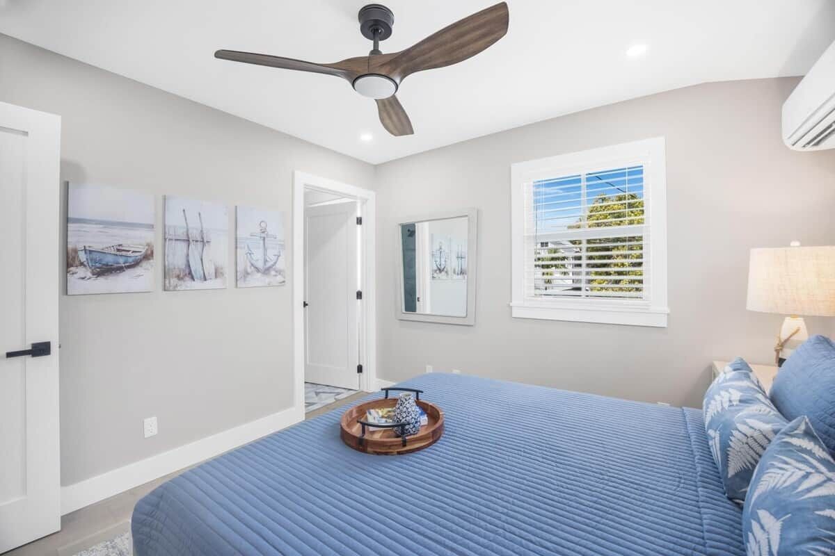 3 habitaciones, tabla de planchar con plancha, wifi y ropa de cama 