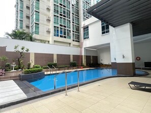 Pool - Quiet Euro Luxe 3BR in Central BGC walk to High Street, Bars and Shopping Mall (Taguig)