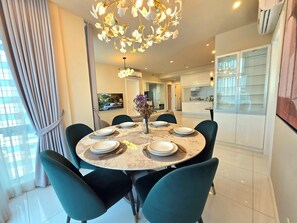 Dining - Quiet Euro Luxe 3BR in Central BGC walk to High Street, Bars and Shopping Mall (Taguig)