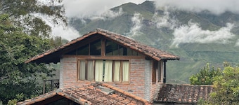Island in the Sky--Talavera house 2-bedroom in Cahuasquí with Andean Views