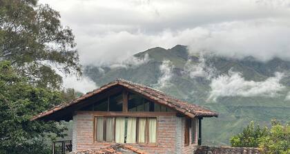 Island in the Sky--Talavera house 2-bedroom in Cahuasquí with Andean Views