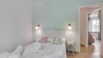 Deluxe House, Patio, Garden View | Iron/ironing board, free WiFi