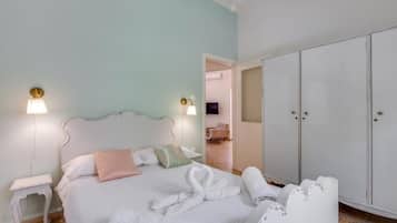 Deluxe House, Patio, Garden View | Iron/ironing board, free WiFi