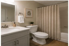 Junior-Zimmer | Badezimmer | Kostenlose Toilettenartikel, Haartrockner, Handtücher, Seife