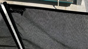 Una piscina con agua cristalina azul, una silla de piscina y una cubierta para la piscina.