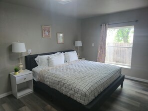 Room - Lakefront Retreat, Pool, Hottub, Firepit 4BR, 4Bath (Azle)