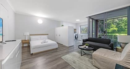 Surry Hills Studio with Balcony near Central Station