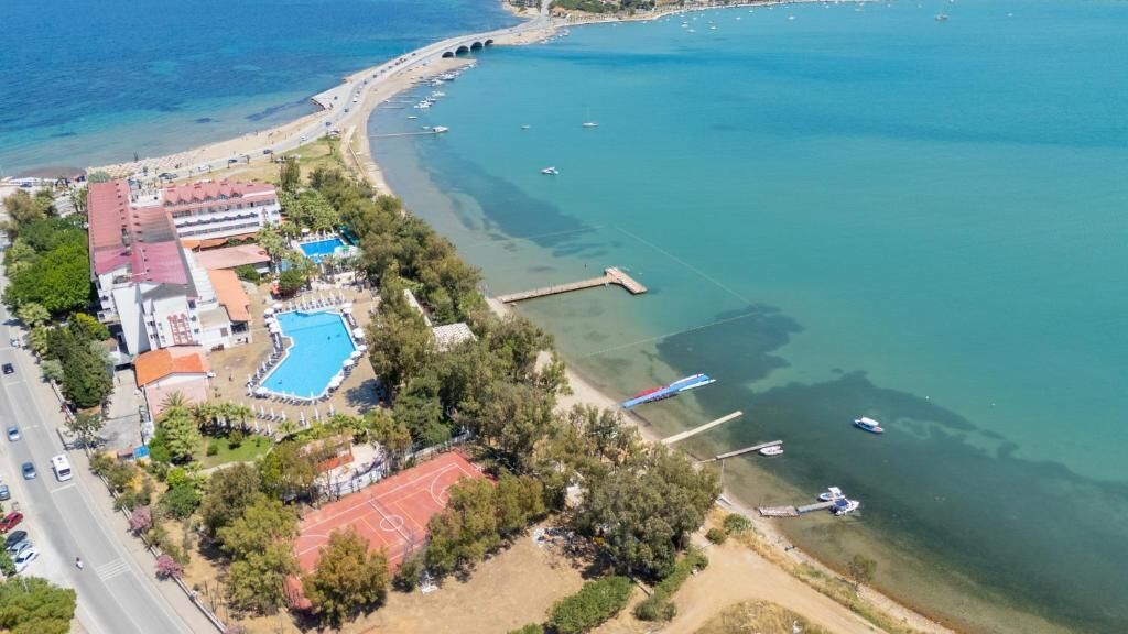 Private beach, white sand, free beach shuttle, sun-loungers
