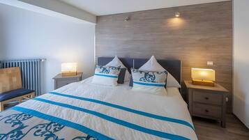Tabla de planchar con plancha, wifi y ropa de cama