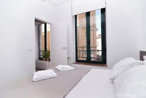 3 Schlafzimmer, Schreibtisch, Bügeleisen/Bügelbrett, kostenloses WLAN