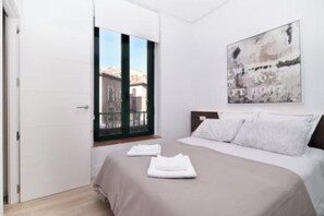 Escritorio, tabla de planchar con plancha, wifi gratis y ropa de cama 