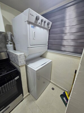Eine kompakte Küche mit einem Whirlpool-Ofen, einem Kühlschrank und einem Herd.