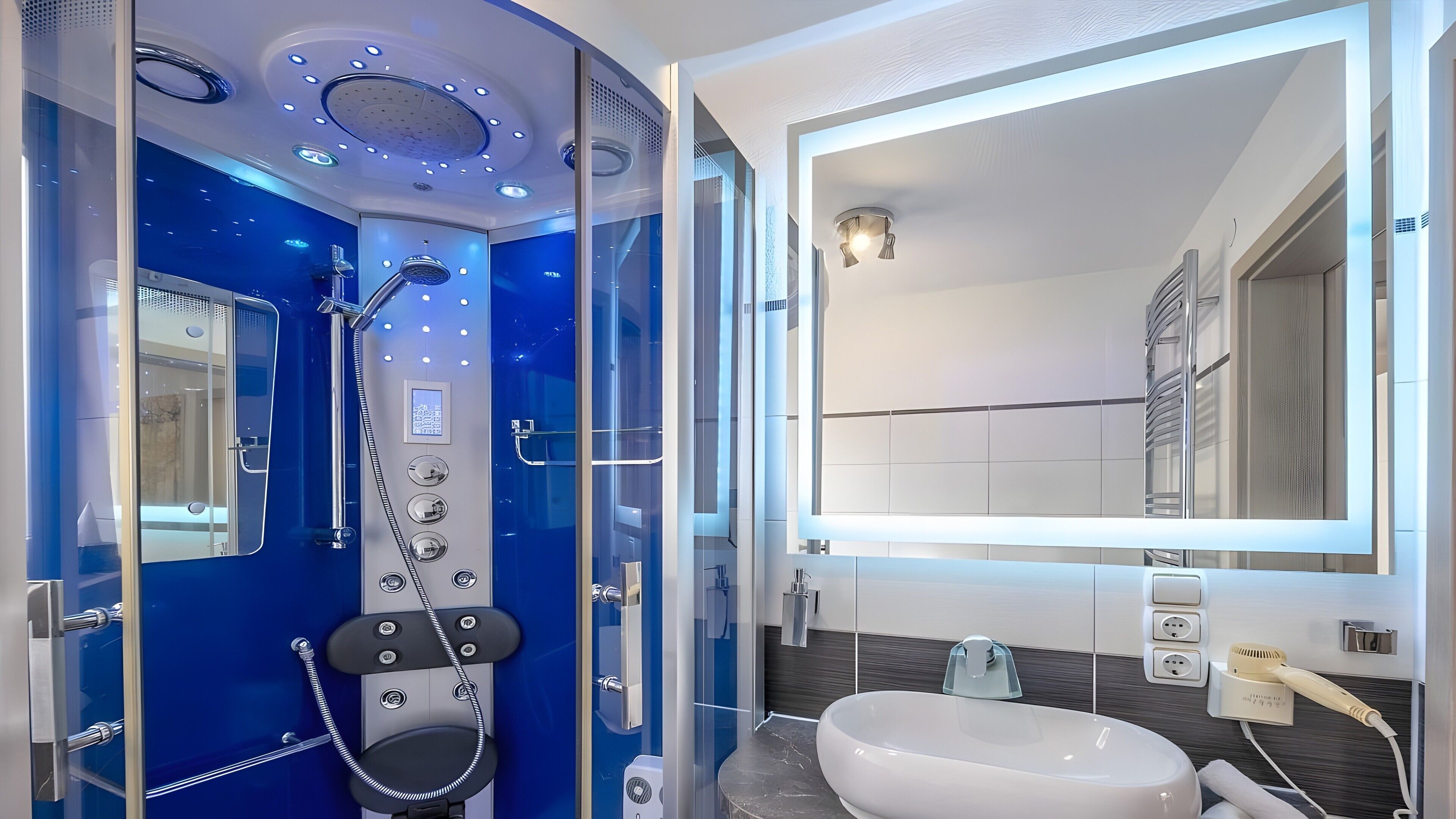 Dusche, Haartrockner, Handtücher