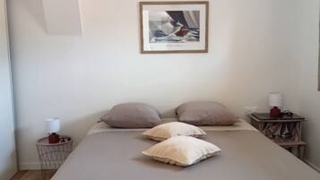 1 chambre, fer et planche à repasser, accès au Wi-Fi (inclus)
