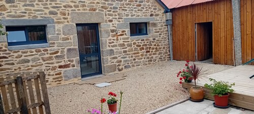 Vacation rental in a stone farmhouse near the beach. Terrace garden.