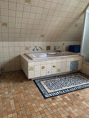 Serviettes fournies, papier toilette