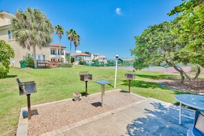 Outdoor dining - ⭐Enclave 203B ☀Walk to the Beach ☀Community Pool~Tennis and Volleyball Courts⭐ (Destin)