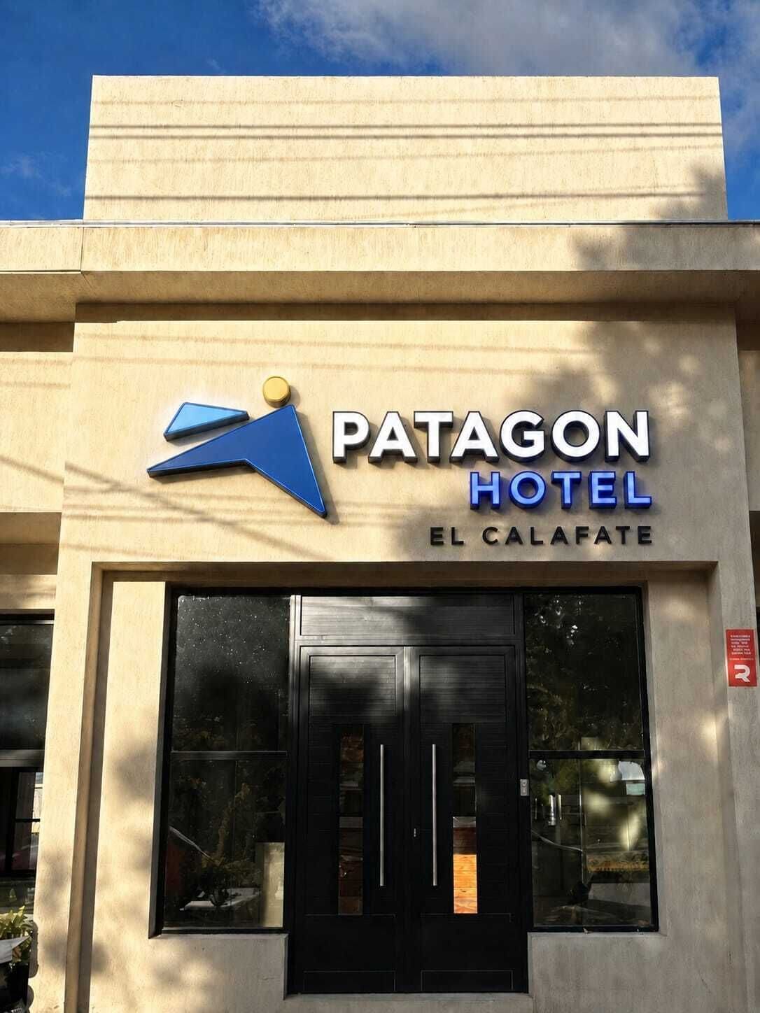 Un cartel de hotel con el nombre 'Patagon Hotel' y la ubicación 'El Calafate'.