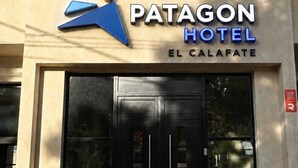 A hotel sign with the name 'Patagon Hotel' and the location 'El Calafate'. - Patagon Hotel (El Calafate)