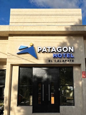 Un cartel de hotel con el nombre 'Patagon Hotel' y la ubicación 'El Calafate'.