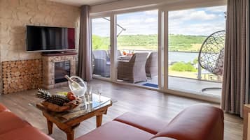 Fernseher, Kamin, DVD-Player, Stereoanlage