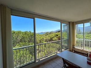 A balcony with a view of green trees and mountains. - Apartment 4 guests with sea view (Argelès-sur-Mer)
