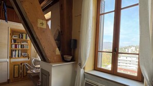 Interior - Quirky apartment, pets - 2 guests, mountain and lake view (Aix-les-Bains)