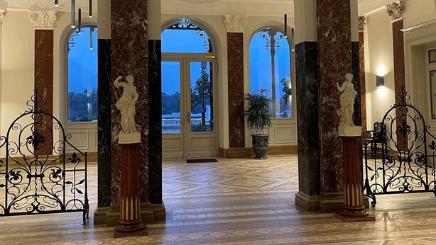 A grand lobby with marble columns, arched doorways, and a view of the outdoors. - Quirky apartment, pets - 2 guests, mountain and lake view (Aix-les-Bains)