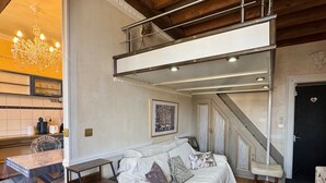Living area - Quirky apartment, pets - 2 guests, mountain and lake view (Aix-les-Bains)