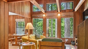 TV, books - Moonraker House | Redwoods, Hot Tub & Trails (Sea Ranch)