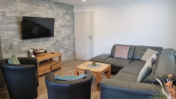 Fernseher, Tischtennisplatte, Stereoanlage
