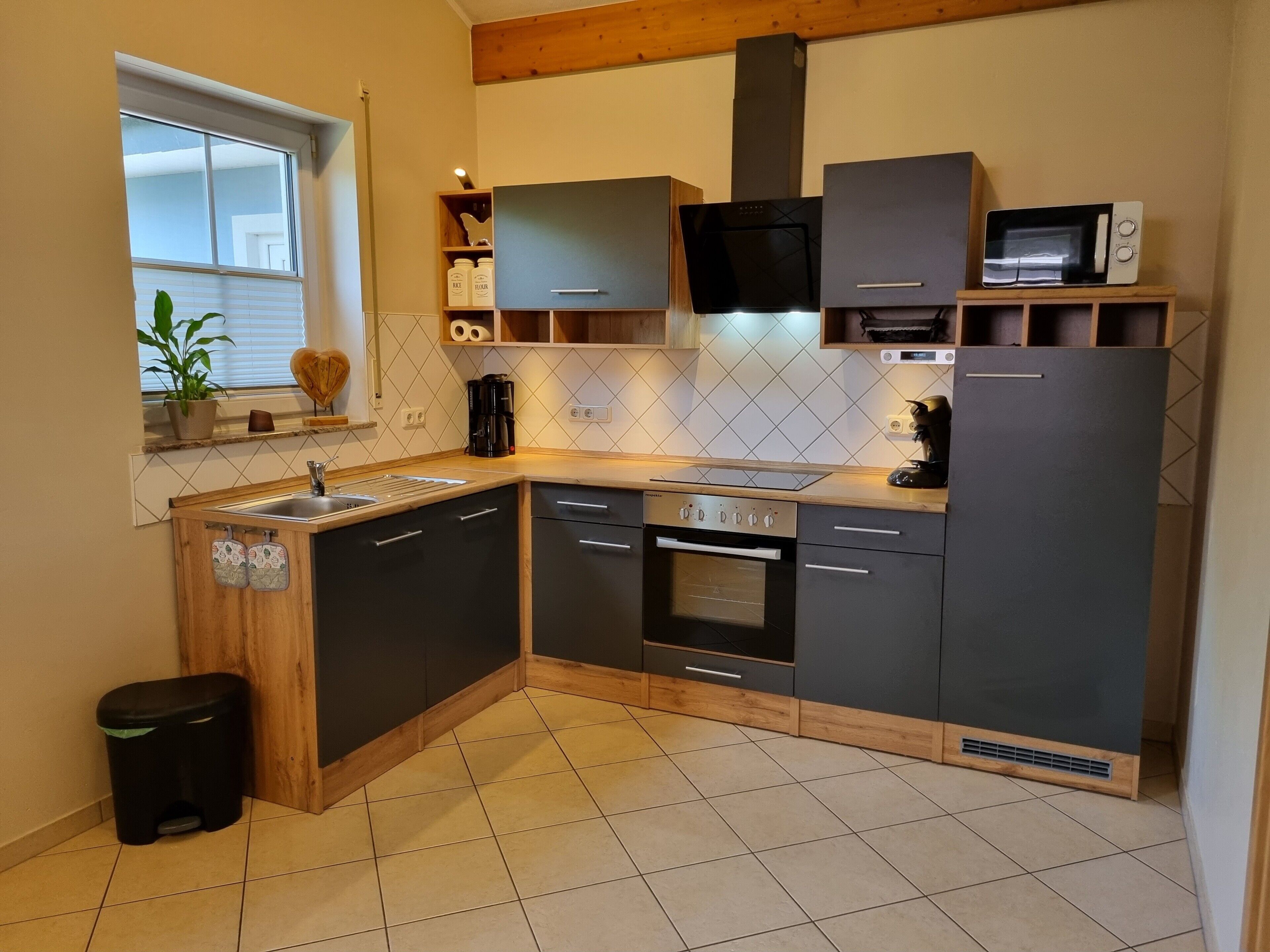 Wasserkocher mit Kaffee-/Teezubehör, Kühlschrank, Mikrowelle, Ofen