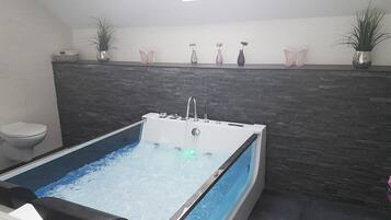 Chuveiro, secador de cabelo, toalhas de banho