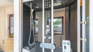 Douche, sèche-cheveux, serviettes fournies