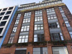 Ein mehrgeschossiges Gebäude mit großen Fenstern, einer glatten Fassade und einem modernen Design.
