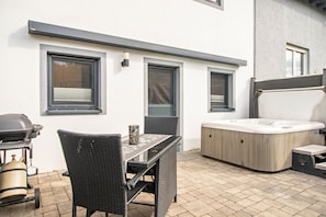 Outdoor dining - Eifel Dream Kalkmulde with Private Outdoor Hot Tub and Sauna (Fleringen)